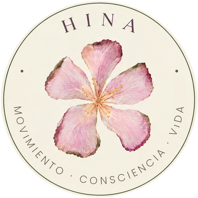 Logo de HINA: una flor rosa dentro de un círculo con las palabras Movimiento, Consciencia, Vida